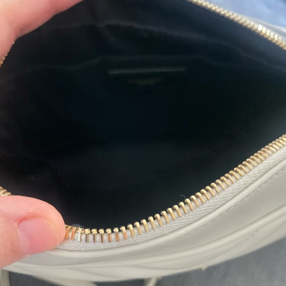 YSL SAINT LAURENT
Calfskin Matelasse Monogram Lou Camera Bag Crema Soft - Picture 7 of 8